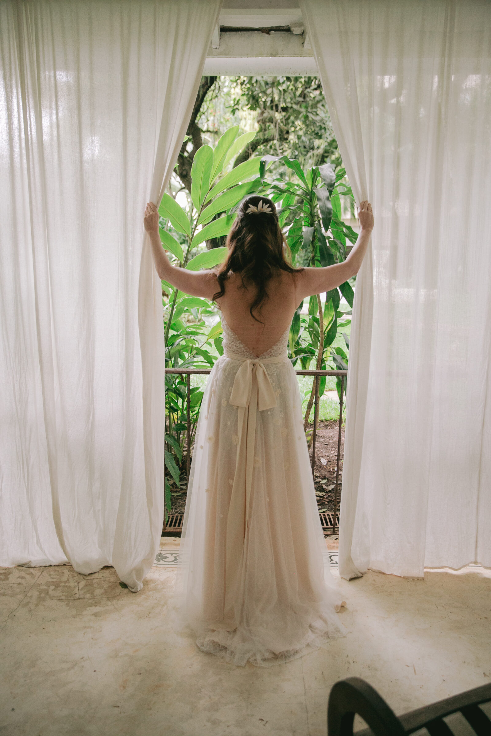 Manoela Cesar vestida de noiva pelo Morena Andrade Ateliê, em fotografia de Sabrina Vasconcellos